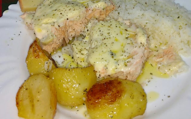 Salmão delicioso ao molho de camarão com catupiri