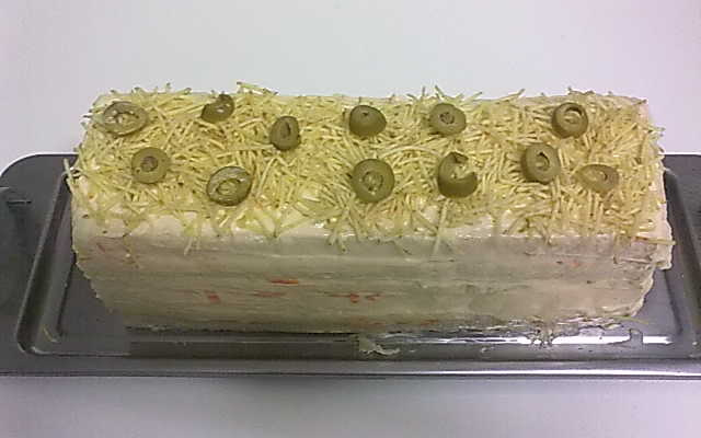 Torta fria de pão de forma com frango