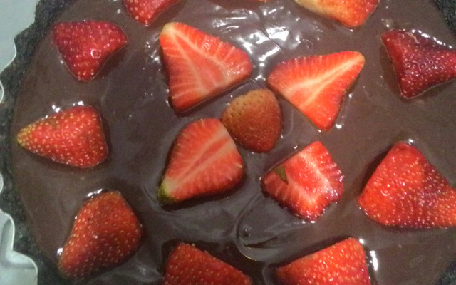 Torta de biscoito de chocolate recheado de baunilha, chocolate e morangos