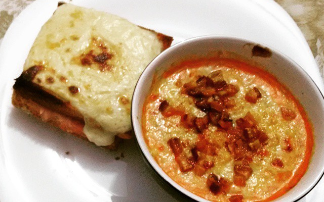 Sopa creme de tomate com croque monsieur