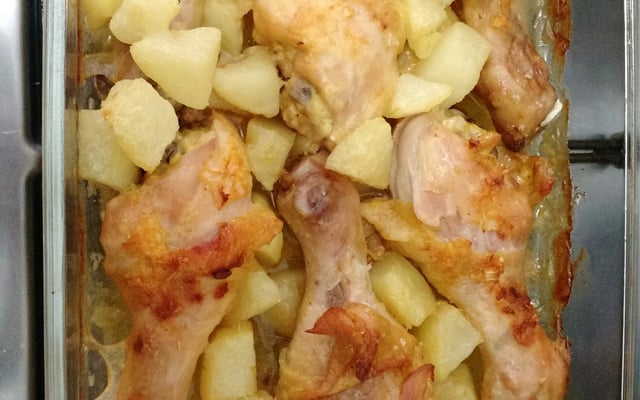 Coxa de frango assada com batatas