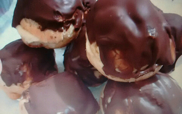 Carolina com cobertura de chocolate, recheada com sorvete ( profiterólis)