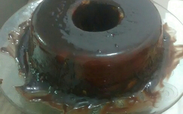 Bolo de cenoura com calda de chocolate de microondas