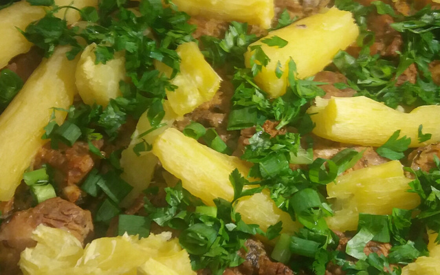 Costelinha de porco assada com mandioca