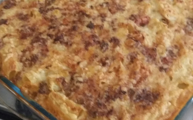 Macarrão ao molho rosé com queijo e presunto