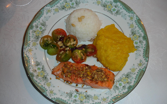 Salmão grelhado com Pinolis