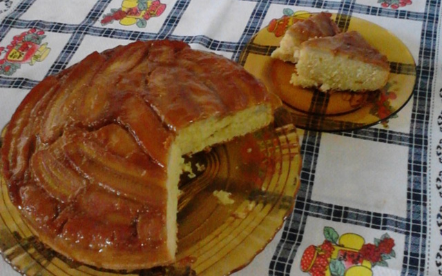 Bolo de banana caramelizada