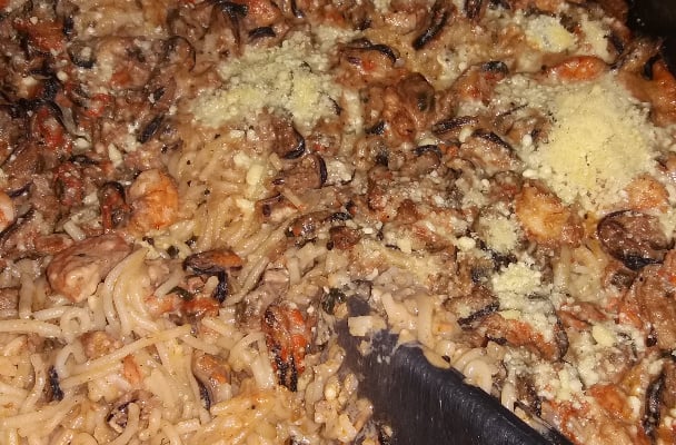 Macarrão com camarão e mexilhões