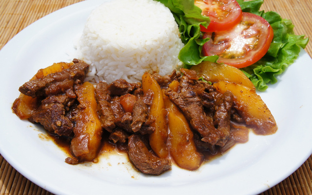 Iscas de carne com pêssegos frescos