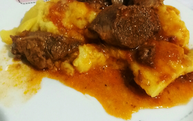 Carne de panela com polenta
