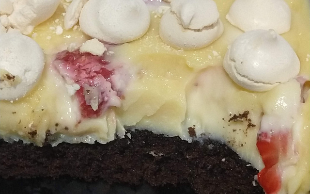 Bolo na travessa de ninho com morangos da Lu