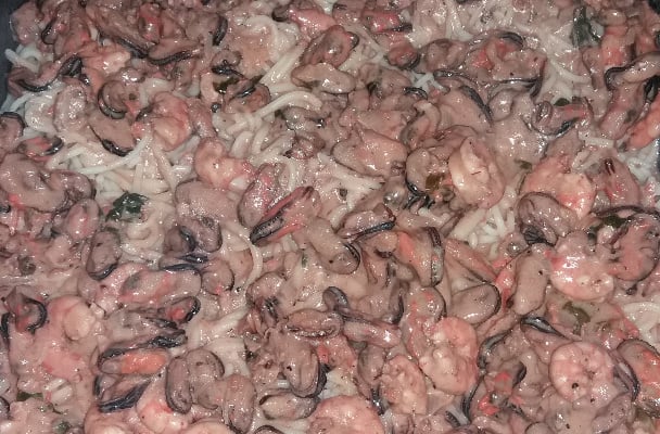 Macarrão com camarão e mexilhões