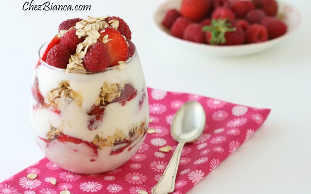 Parfait de iogurte com aveia, mel e morangos