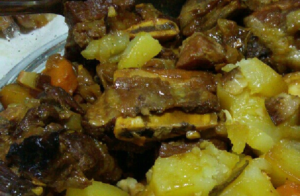 Costela bovina na panela de pressão com linguiça calabresa e bacon