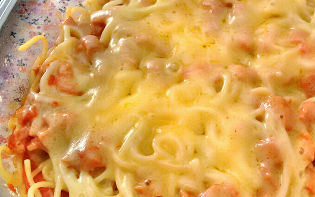 Macarrão com queijo e presunto