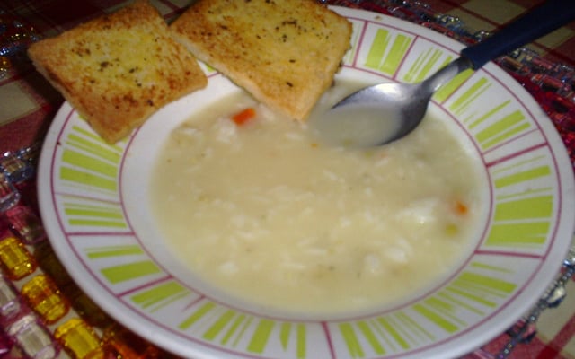 Sopa de galinha com arroz da Valéria