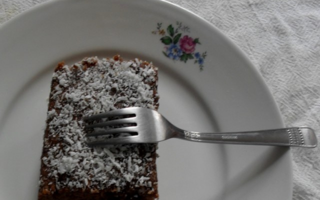 Bolo de achocolatado com calda e coco ralado