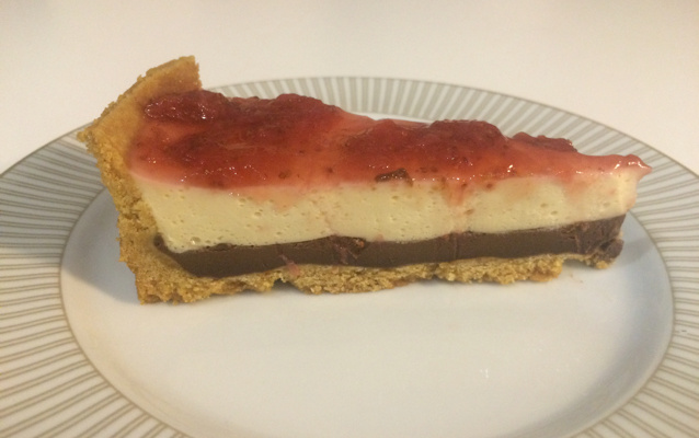 Cheesecake duas camadas com geleia de morango