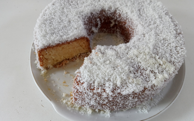 Bolo com cobertura de coco