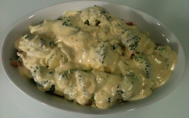 Penne ao molho branco e brócolis