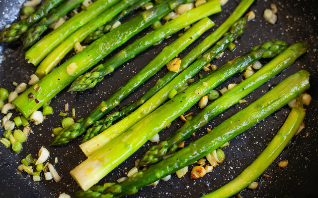 Aspargos ao alho