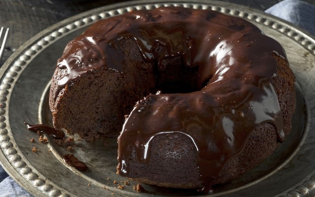 Bolo de chocolate com flocão fofinho com calda por cima