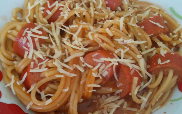 Macarrão com salsicha na pressão da Simone