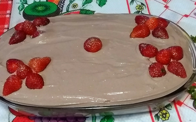 Bolo gelado de chocolate com morangos