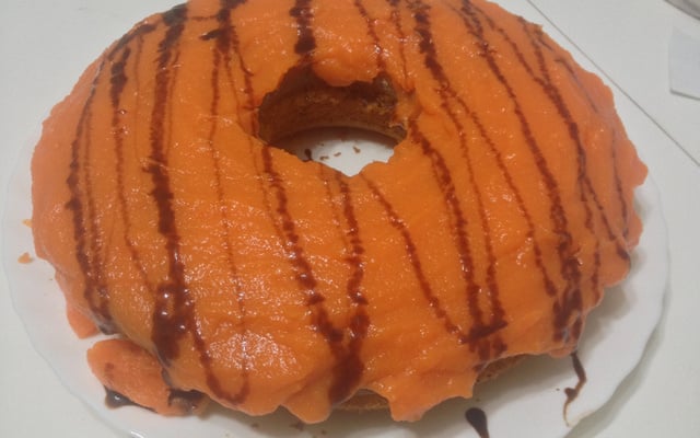 Bolo de cenoura com recheio e cobertura