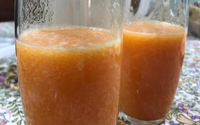 Suco de laranja com mamão