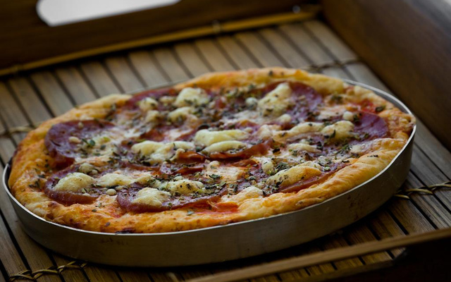 Pizza com calabresa, cebola, alho e pimentão