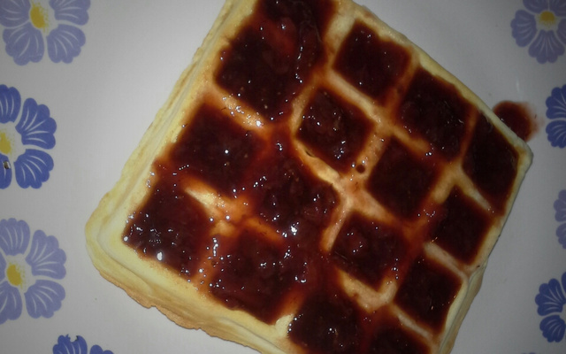 Waffles caseiros com morangos