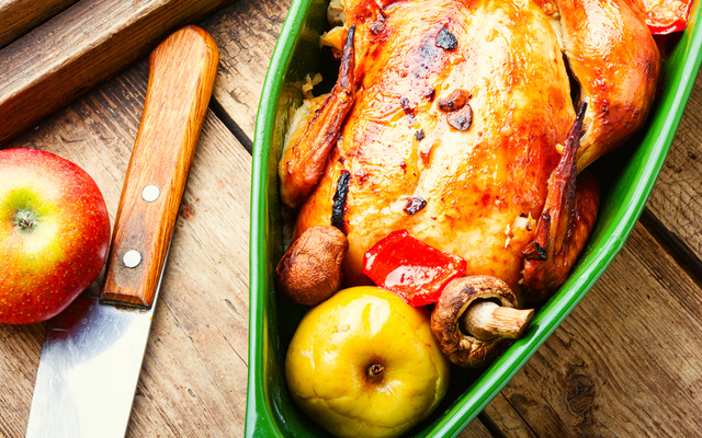 Frango inteiro assado com maçã