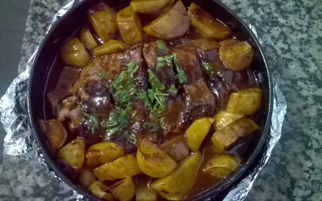 Costela ao molho barbecue com batatas