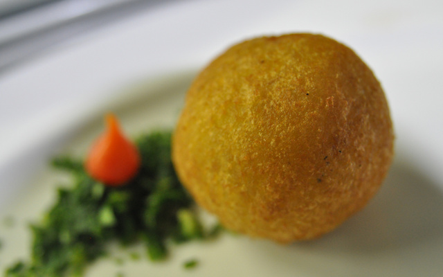 Bolinho de mandioca com recheio de carne seca