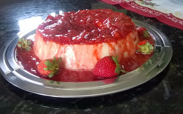 Pudim de iogurte grego com calda de morango