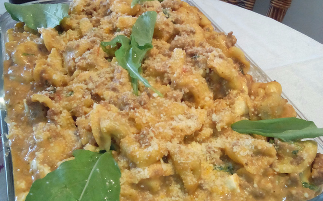 Capeletti ao molho de carne e rúcula