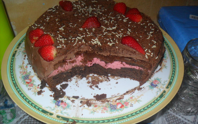 Bolo de chocolate com recheio de morango