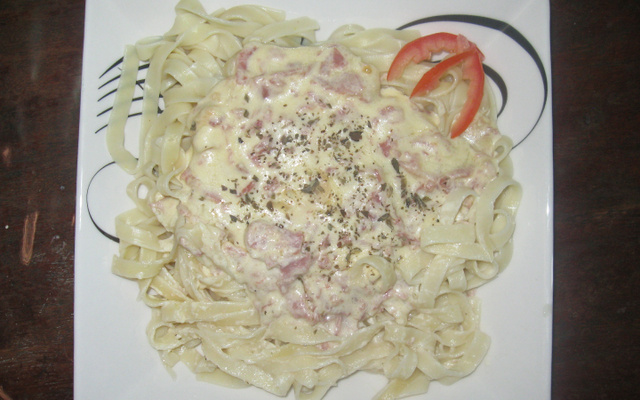 Macarrão com queijo e presunto