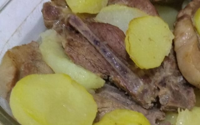 Bisteca assada com batatas