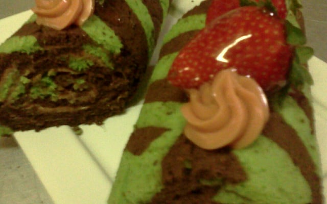 Frozen iogurte com calda de frutas vermelhas