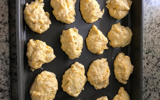 Bolinhos de banana da terra com queijo e assados do Lúcio Cezar