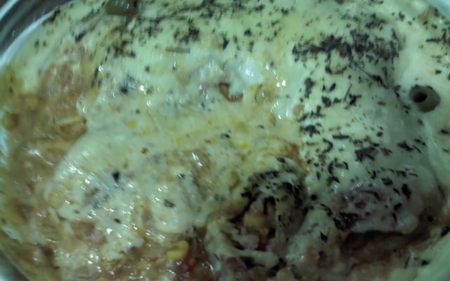 Coxa e sobrecoxa ao molho de tomate e molho branco