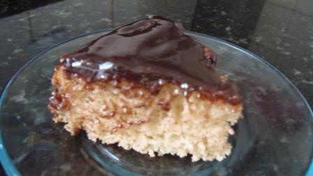 Bolo de banana com cobertura de chocolate