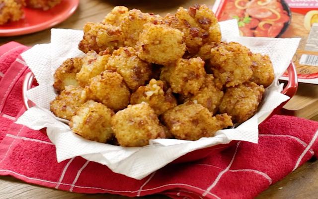 Dadinhos de tapioca recheados com linguiça calabresa