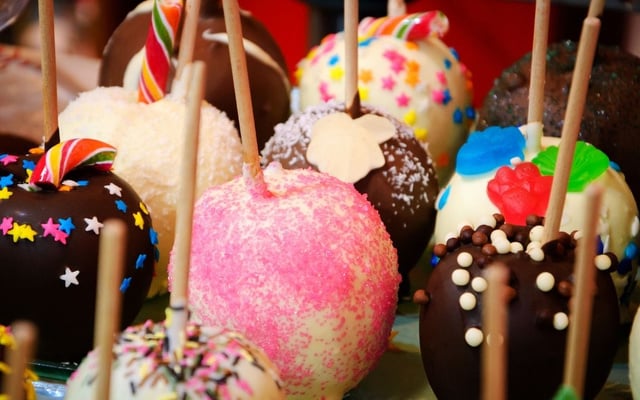 Maçã do amor de chocolate simples decorada com várias cores