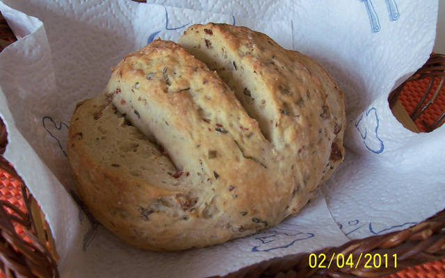 Pãozinho italiano caseiro com salame, azeitonas e ervas frescas