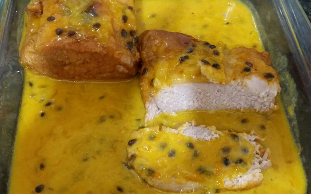 Lombo ao molho de maracujá