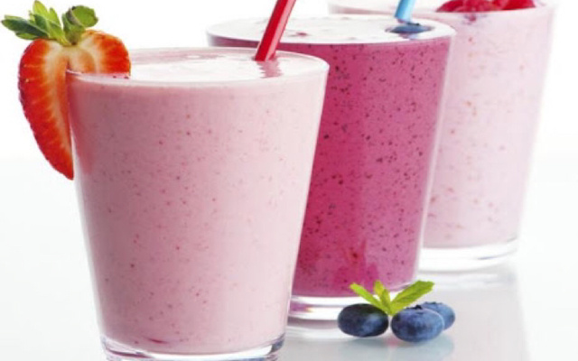 Vitamina cremosa de frutas vermelhas