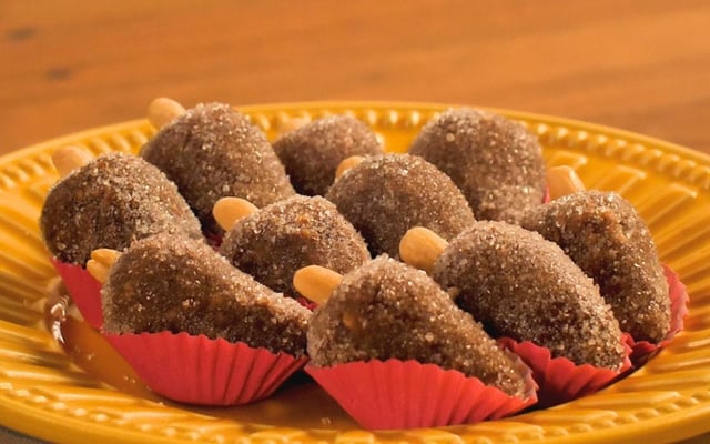 Porção de cajuzinho de festa nas forminhas em um prato